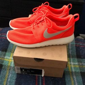 Og Nike crimson roshe runs (rare)